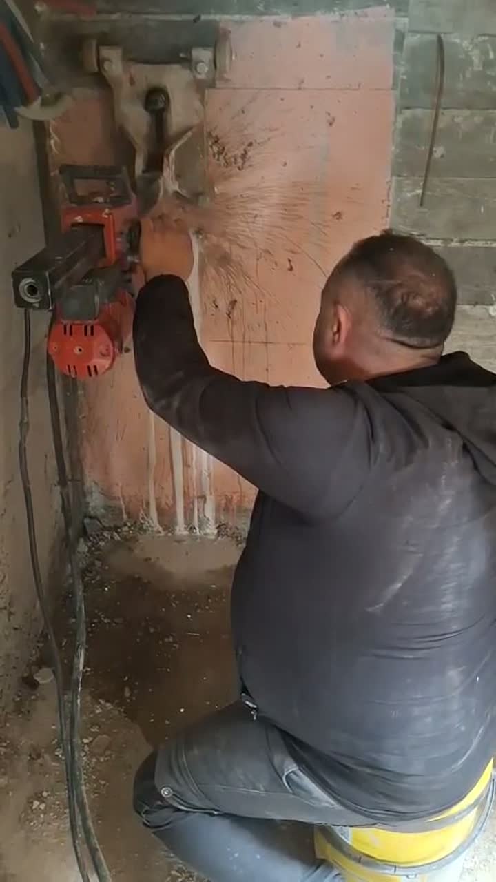 Sahada karot ile delik açma çalışması